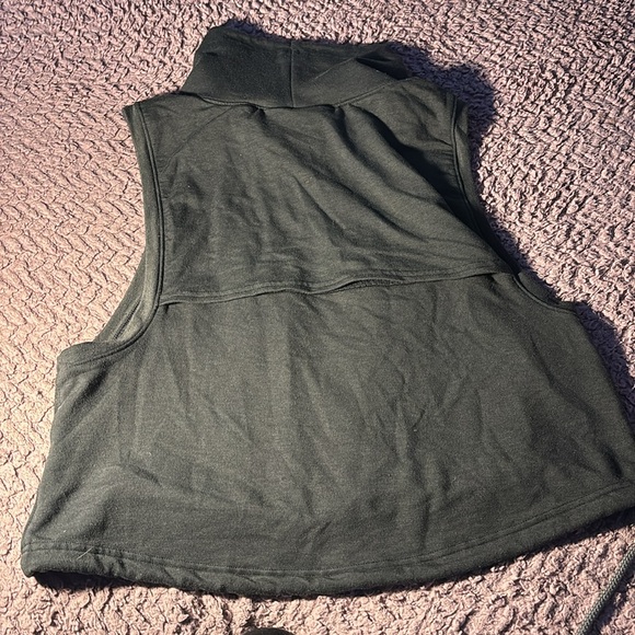 Under Armor running vest. Size medium. Black. - Picture 2 of 3